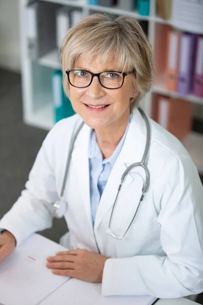 Gözlük Takan Orta Yaşlı Kadın Doktorun Portresi — Stok fotoğraf