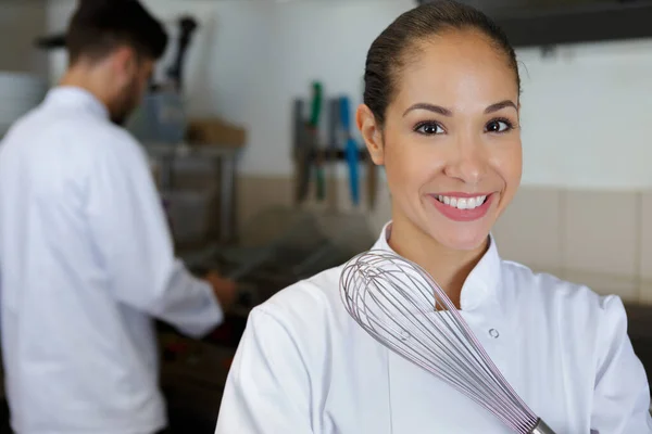 Portret Van Professionele Vrouwelijke Chef Met Garde — Stockfoto