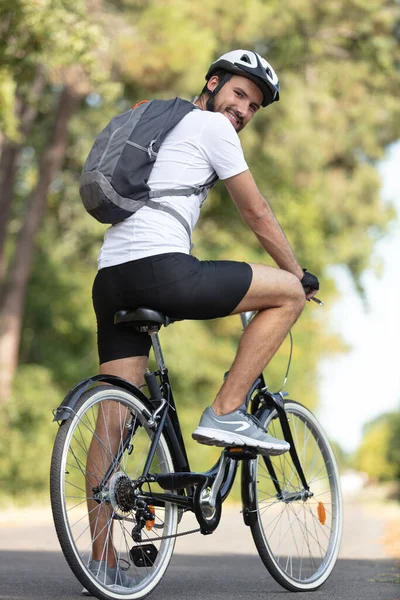 Teljes Hosszúságú Portré Kerékpáron Ülő Emberről — Stock Fotó