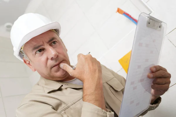 Homem Construtor Hardhats Pensando Algo — Fotografia de Stock