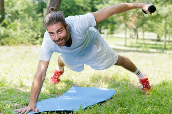 Fitness Homem Formação Halteres Prancha Livre — Fotografia de Stock