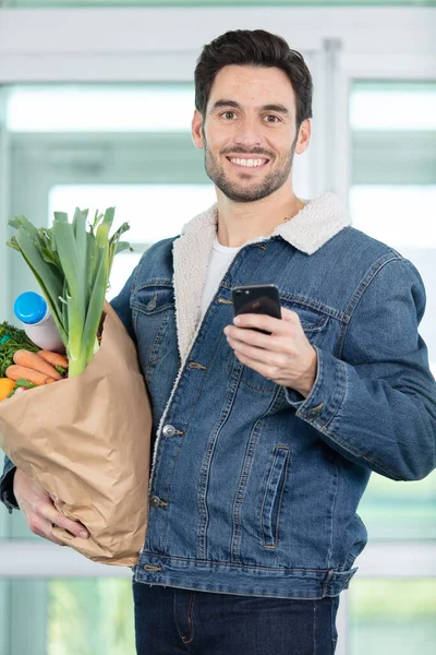 Smiling Delivery Man Holding Recycle Grocery Shopping Bag — Stock Photo, Image
