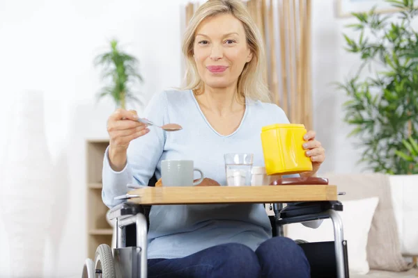 Starší Žena Invalidním Vozíku Drží Pohár — Stock fotografie