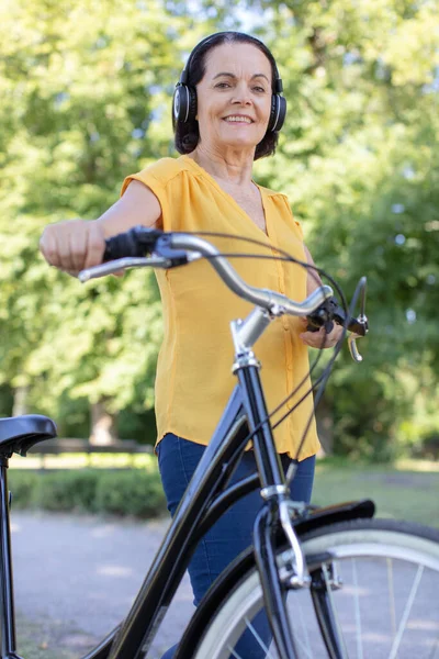 年配の女性の公園で自転車に乗る — ストック写真