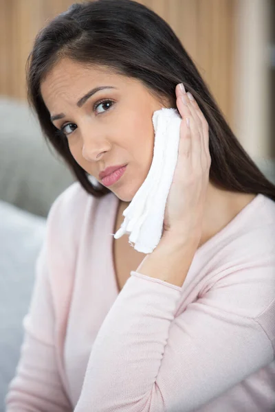 Jonge Vrouw Lijden Met Tandpijn Aanraken Kaak — Stockfoto