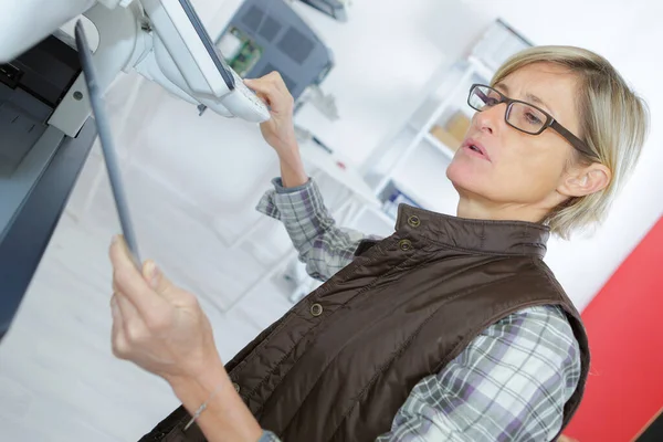Vrouwelijke Technicus Die Een Printer Repareert — Stockfoto
