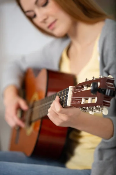 Schöne Frau Spielt Hause Gitarre — Stockfoto