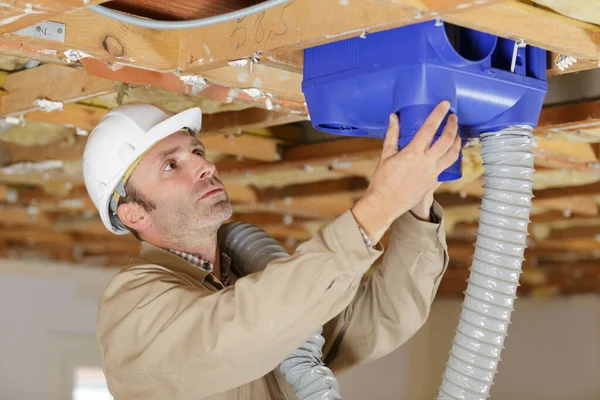 Construtores Que Trabalham Tubos Ventilação Casa — Fotografia de Stock