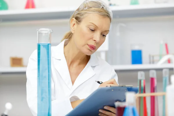 Volwassen Vrouwelijke Lab Assistent Doen Van Wetenschappelijke Experimenten Laboratorium — Stockfoto