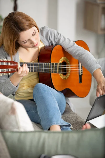 Lässig Gekleidete Frau Mit Gitarre Und Berührendem Tablet Bildschirm — Stockfoto