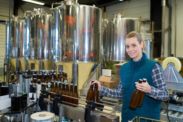 Hermosa Trabajadora Cervecera Con Maquinaria Embotellado —  Fotos de Stock