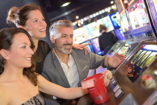 Drie Volwassenen Hebben Plezier Casino Gokkasten — Stockfoto