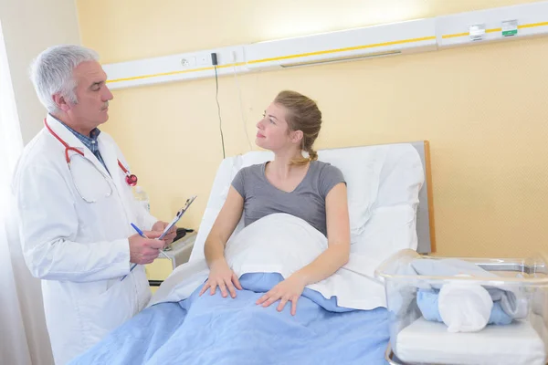 Arzt Spricht Mit Frischgebackener Mutter Auf Entbindungsstation — Stockfoto