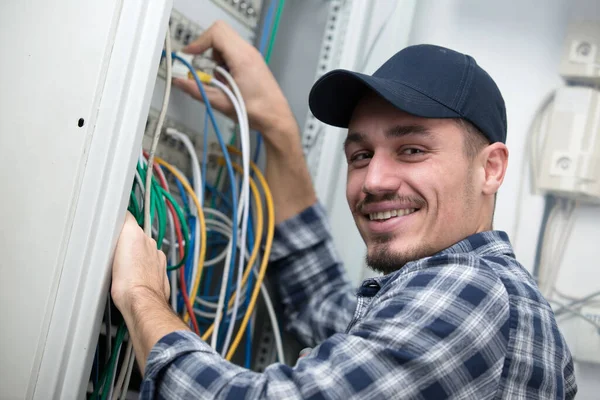 Retrato Joven Técnico Informático Sonriente Con Cables — Foto de Stock