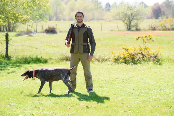 犬と銃を持った男の肖像画 — ストック写真