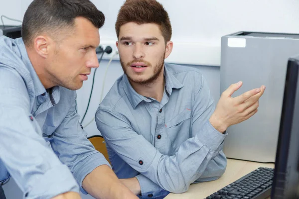 Twee Mannen Kijken Naar Computer — Stockfoto