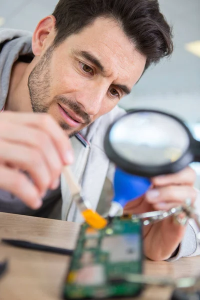 Electronics Engineer Cleaning Circuit Board Magnifying Glass — Stock Photo, Image