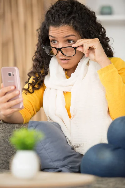 Mulher Removendo Óculos Para Ler Texto Corretamente — Fotografia de Stock