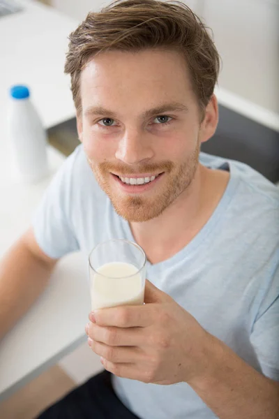 Mann Trinkt Milch Mit Isoliertem Grauen Hintergrund — Stockfoto