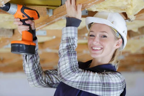 Retrato Mulher Feliz Construtor Com Broca — Fotografia de Stock