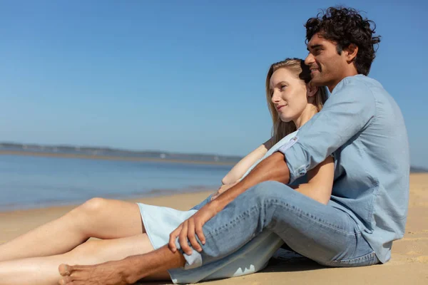 Zwei Freunde Die Zusammen Strand Sitzen — Stockfoto