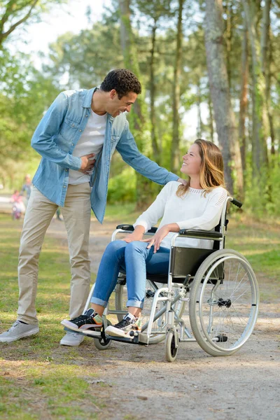 Hezká Žena Invalidním Vozíku Setkání Muž Parku — Stock fotografie