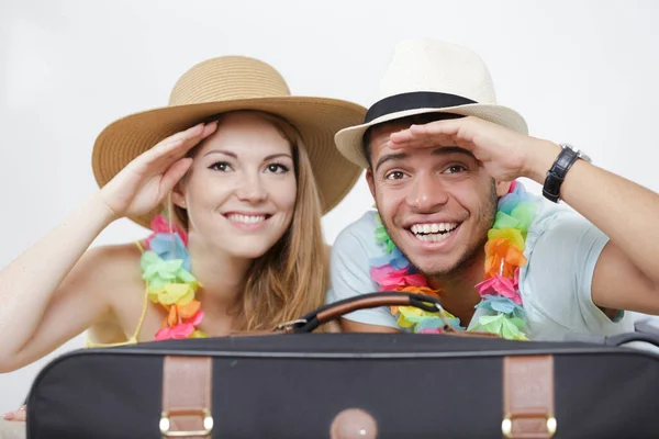 Paar Lehnt Sich Koffer Und Grüßt — Stockfoto