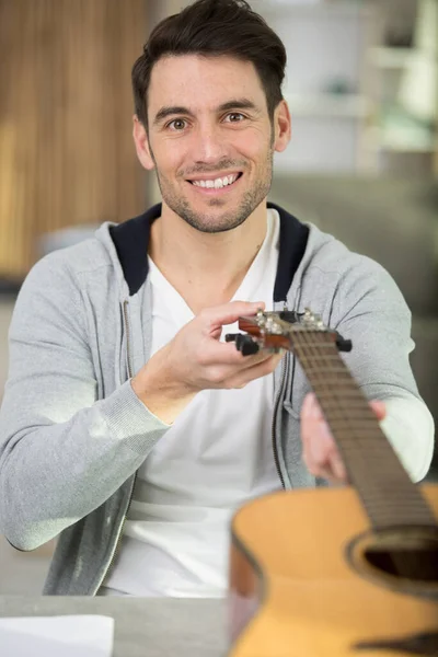 Άνθρωπος Που Παίζει Κιθάρα Στο Σπίτι — Φωτογραφία Αρχείου