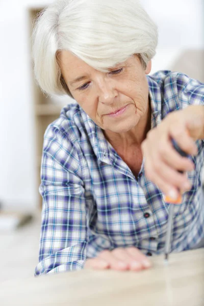 Senior Vrouw Met Schroevendraaier Repareren Iets Thuis — Stockfoto