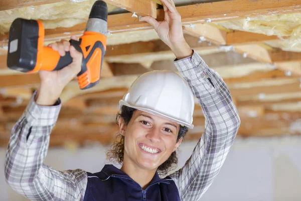 Vrouw Installeren Verlaagd Plafond — Stockfoto