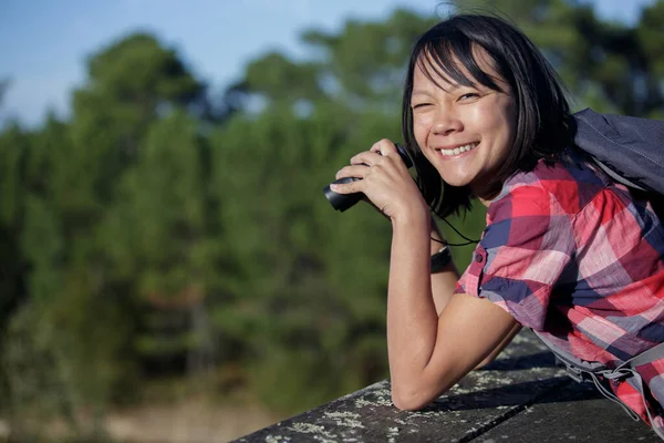 Dürbün Tutan Mutlu Asyalı Genç Kız — Stok fotoğraf