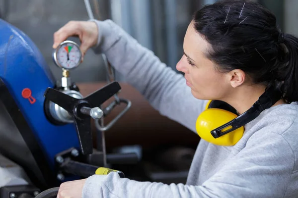 Kvinnlig Ingenjör Roterande Ventil Tank Inne Fabrik — Stockfoto