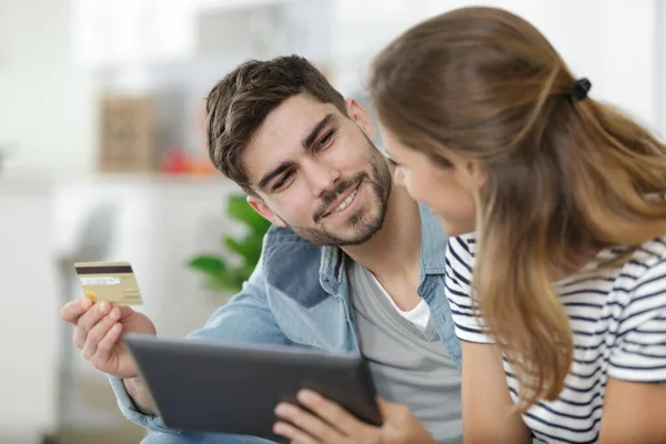 Couple Using Card Online Purchase — Stock Photo, Image