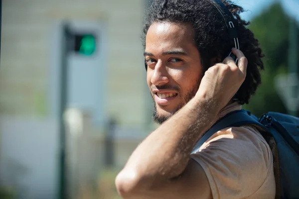 Νεαρός Όμορφος Άντρας Ακουστικά Μουσικής Στην Πόλη — Φωτογραφία Αρχείου