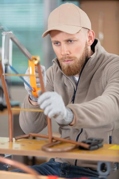 Workman Using Hacksaw Copper Pipe — Stock Photo, Image