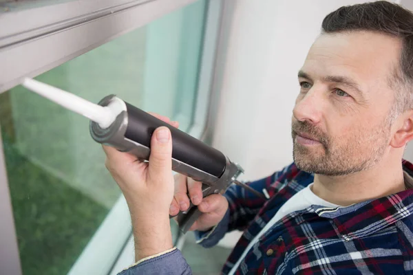 Mann Schlägt Fenster Mit Schreckschusspistole Ein — Stockfoto