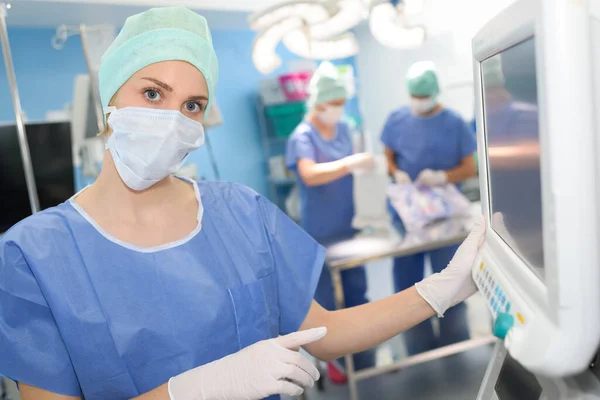 Kvinnlig Kirurg Operationssalen — Stockfoto