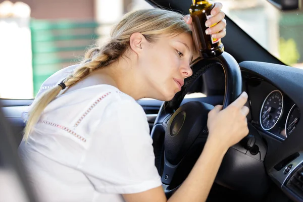 Betrunkene Frau Trinkt Alkohol Und Fährt Auto — Stockfoto