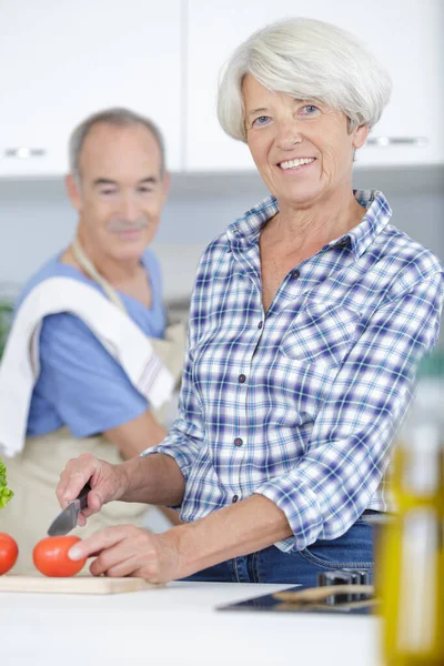 Senior Woman Cutting Tomatoes — Stock Photo, Image