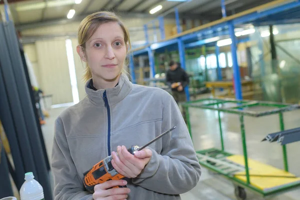 Kvinnlig Industriarbetare Som Håller Borr — Stockfoto