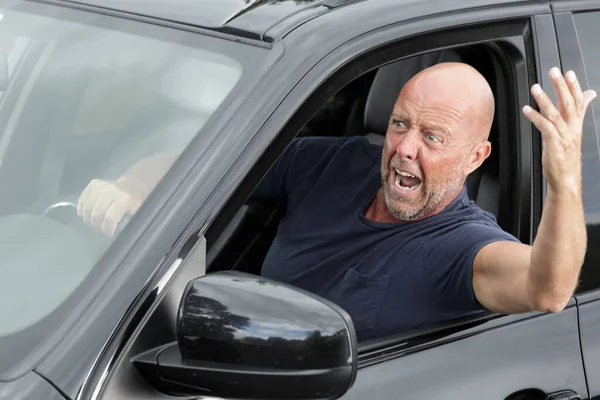 Düşüncesiz Enerjik Olgun Bir Adam Pencereden Bağırıyor — Stok fotoğraf