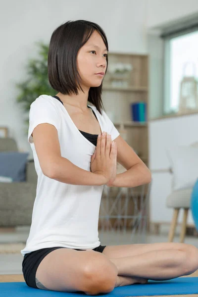 Kvinna Gör Yoga Poserar Hemma — Stockfoto