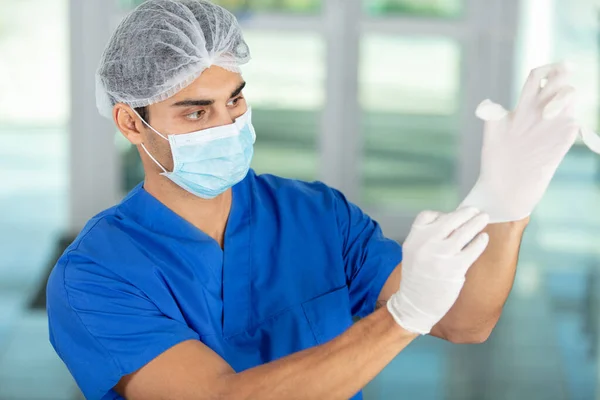 Chirurg Zieht Zur Vorbereitung Latexhandschuhe — Stockfoto