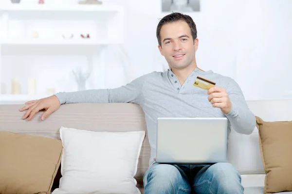 Stilig Man Hålla Kreditkort Och Använder Bärbar Dator — Stockfoto