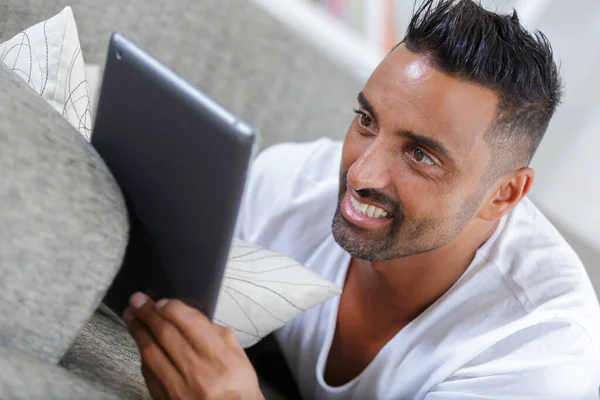 Schöner Lächelnder Junger Mann Mit Digitalem Tablet — Stockfoto