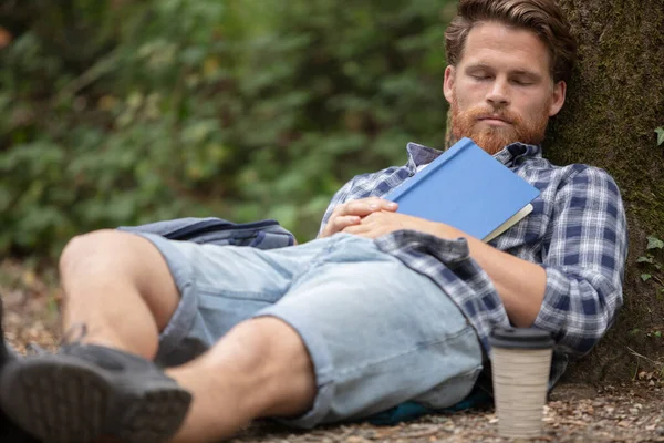 Junger Mann Mit Buch Ruht Sich Gemütlich Freien Aus — Stockfoto