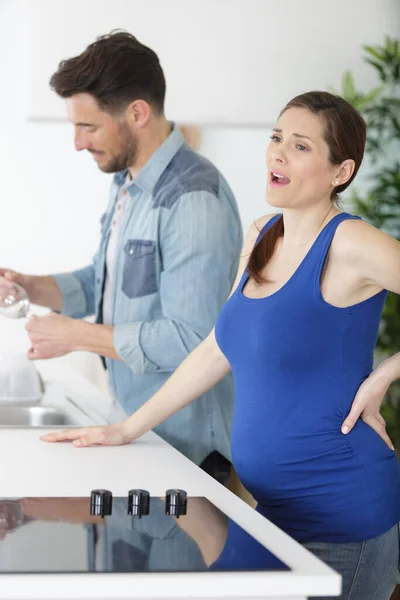 妊娠中の女性の腰痛の概念 — ストック写真