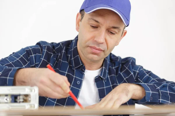 成熟的工匠用铅笔标记材料 — 图库照片