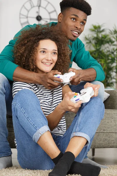 Fröhliches Paar Spielt Hause Videospiele — Stockfoto