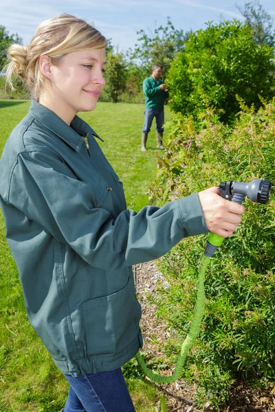 浇灌植物的女园丁 — 图库照片